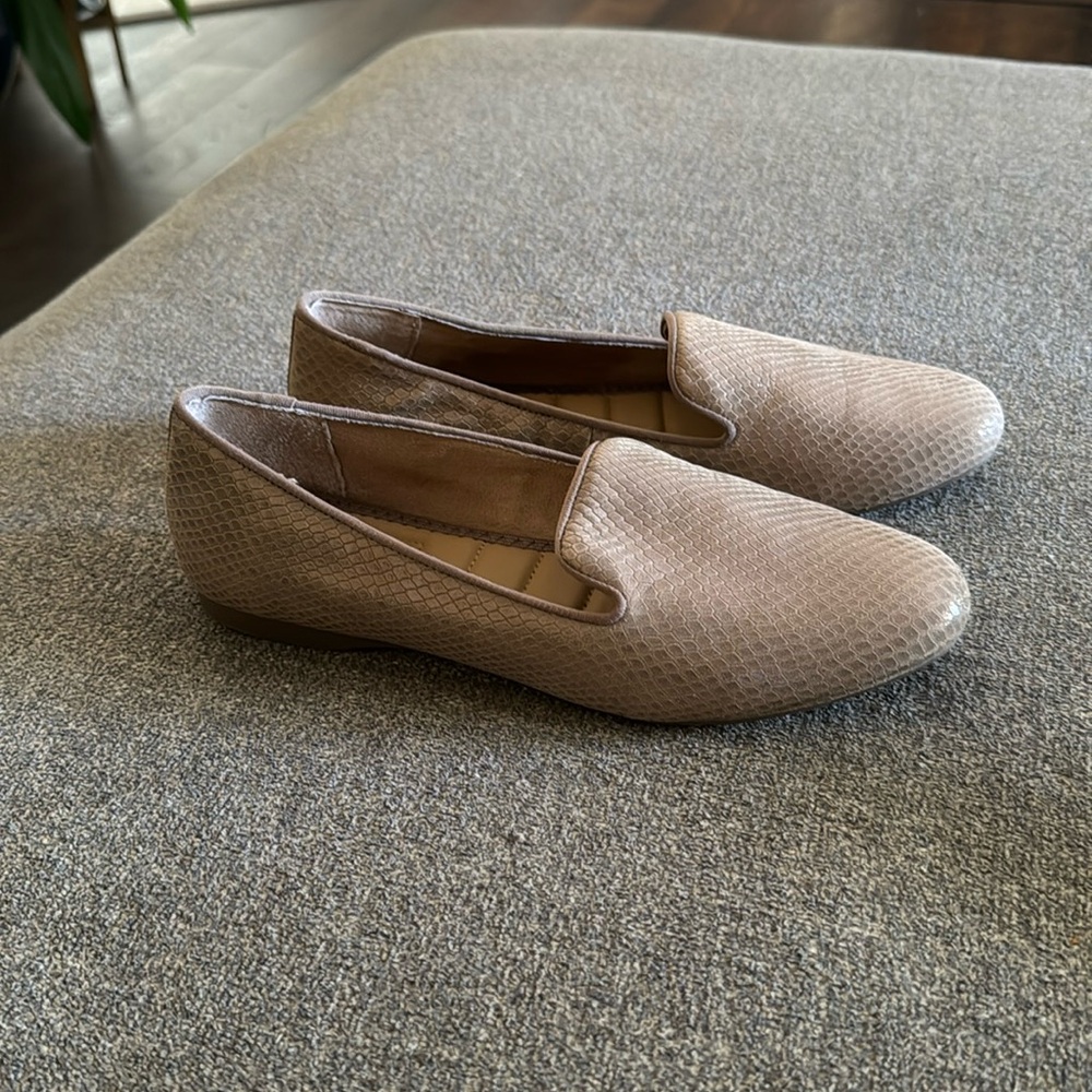 Kelly & Katie Snakeskin Print Tan Flats Women’s size 9
